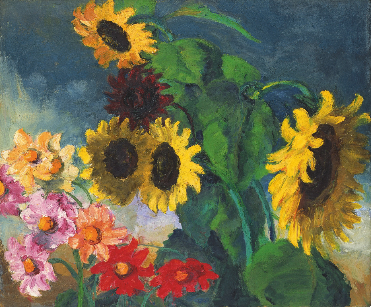 Sonnenblumen und Dahlien in leuchtenden Rot-, Gelb- und Orangetönen vor petrolfarbenem Hintergrund.