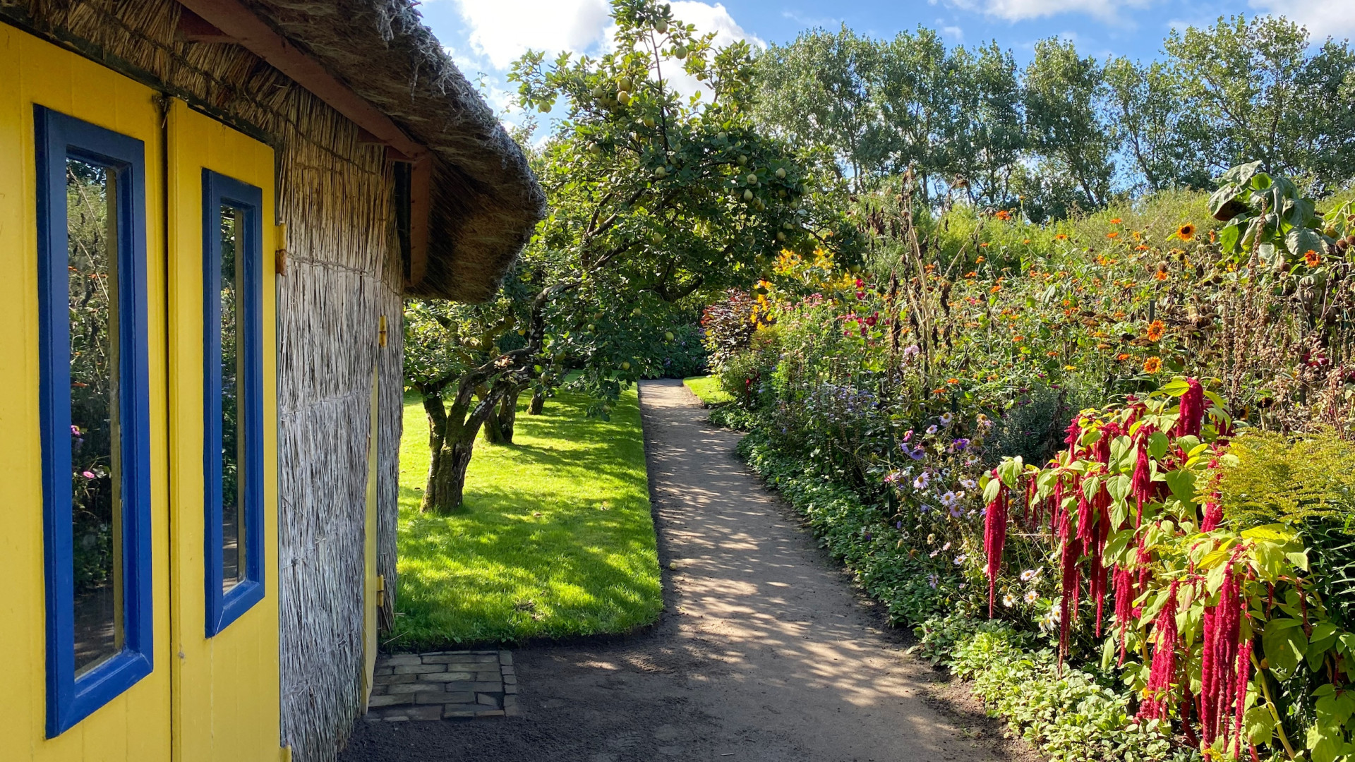 Nolde-haven i blomst med havehuset Seebüllchen i forgrunden.