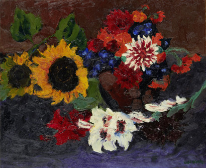 Blumenkorb mit Sonnenblumen und Dahlien vor dunklem Hintergrund, farbintensiv und kontrastreich arrangiert.