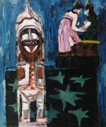 Wei&szlig;-braune Figur im Vordergrund; dahinter zwei einander zugewandte asiatische Figuren auf Sockel, platziert auf schwarzer Kiste mit gr&uuml;nen Sternen vor blauem Hintergrund.
