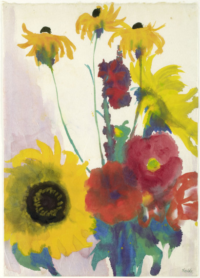 Blumenarrangement mit gelben Sonnenblumen, rotem Mohn und gelben Rudbeckien vor hellem Hintergrund.