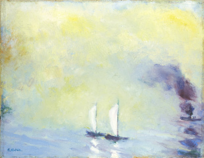 Zwei Segelboote mit wei&szlig;en Segeln auf hellblauem Wasser unter einem hellgelben Himmel.