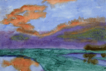 Gr&uuml;ne Landschaftsfl&auml;che, von Wasser umgeben, unter einem lila-orange-blauen Himmel.