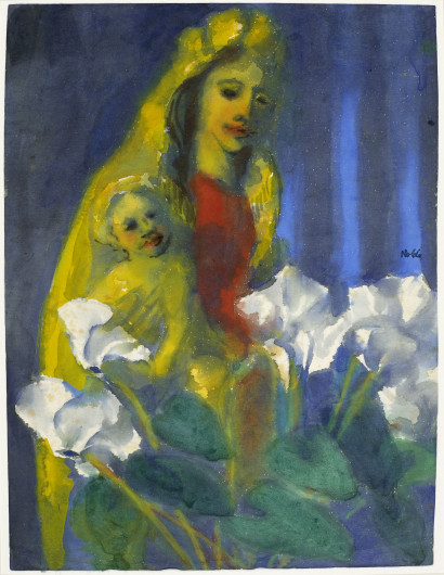 Madonnafigur i r&oslash;dt kl&aelig;de og gul sl&oslash;r med et barn p&aring; armen foran hvide violer med gr&oslash;nne st&aelig;ngler p&aring; m&oslash;rkebl&aring; baggrund.