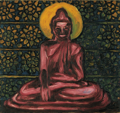 R&oslash;dlig Buddhafigur med gul glorie foran en m&oslash;rk baggrund med gullige, tapetlignende blomsterm&oslash;nstre.