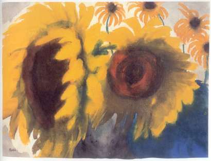 To store gule solsikker i forgrunden, bagved fire gul-orange rudbeckia.