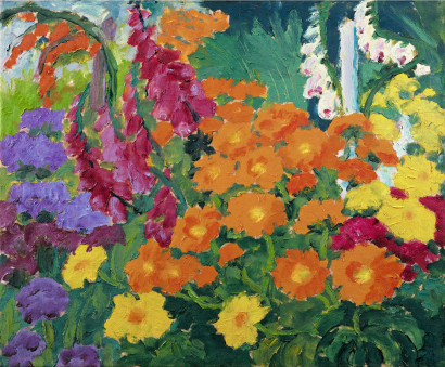 Farverige blomster i forskellige h&oslash;jder og farver &ndash; lilla, pink, gul, orange, hvid og r&oslash;d &ndash; p&aring; gr&oslash;n baggrund, &oslash;verst til venstre et lille lysebl&aring;t felt.