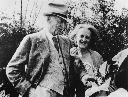 Ada og Emil Nolde g&aring;r arm i arm i haven i Seeb&uuml;ll, begge smilende.