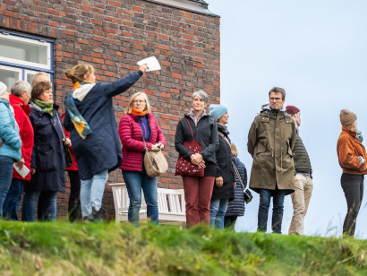 Guidet bes&oslash;gsgruppe i efter&aring;rst&oslash;j foran Nolde-huset, der opm&aelig;rksomt kigger mod Nolde-haven og Botanicum.