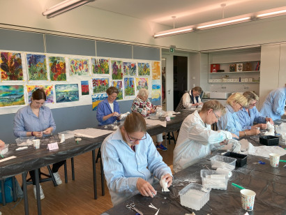 Painting course participants working attentively with plaster in the Seeb&uuml;ll Painting School.